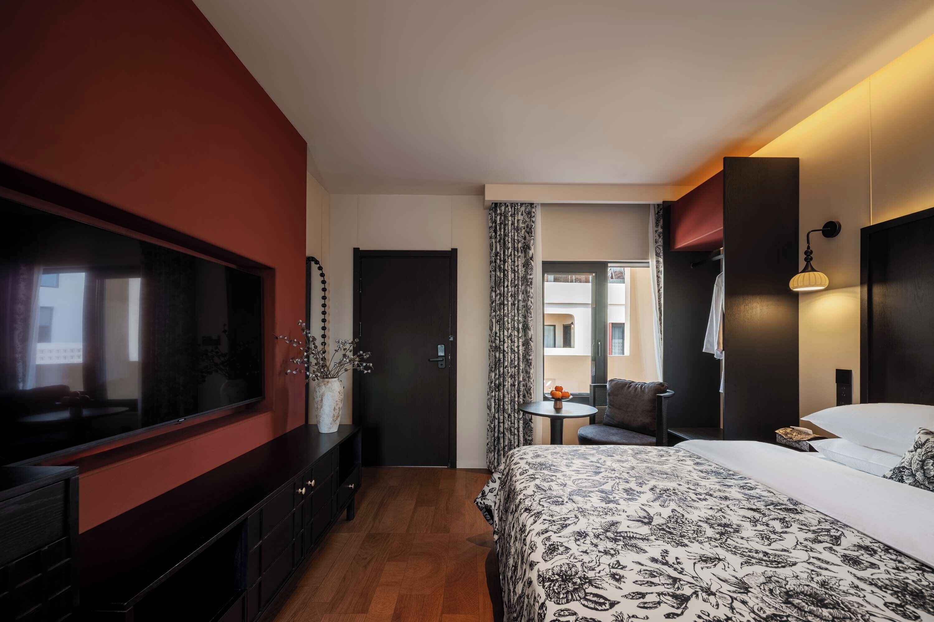 Kamar Double Deluks, pemandangan kebun | Seprai premium, minibar, dan didekorasi berbeda-beda