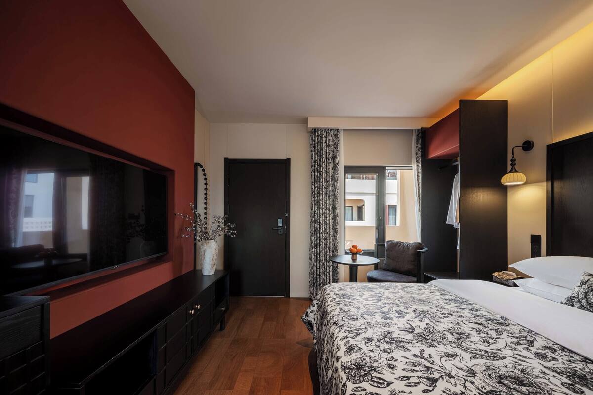 Deluxe Double Room, Garden View | Premium bedding, minibar, blackout drapes, soundproofing