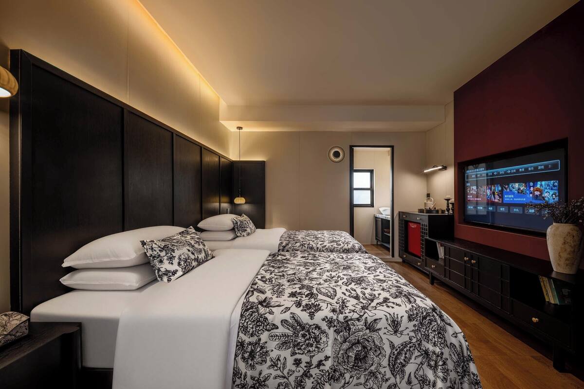 Senior Twin Room, Garden View | Premium bedding, minibar, blackout drapes, soundproofing