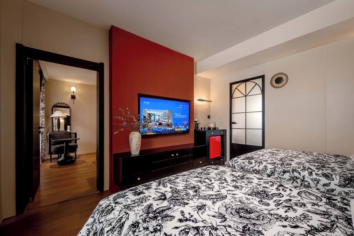 Suite superior | Ropa de cama de alta calidad, minibar y cortinas blackout