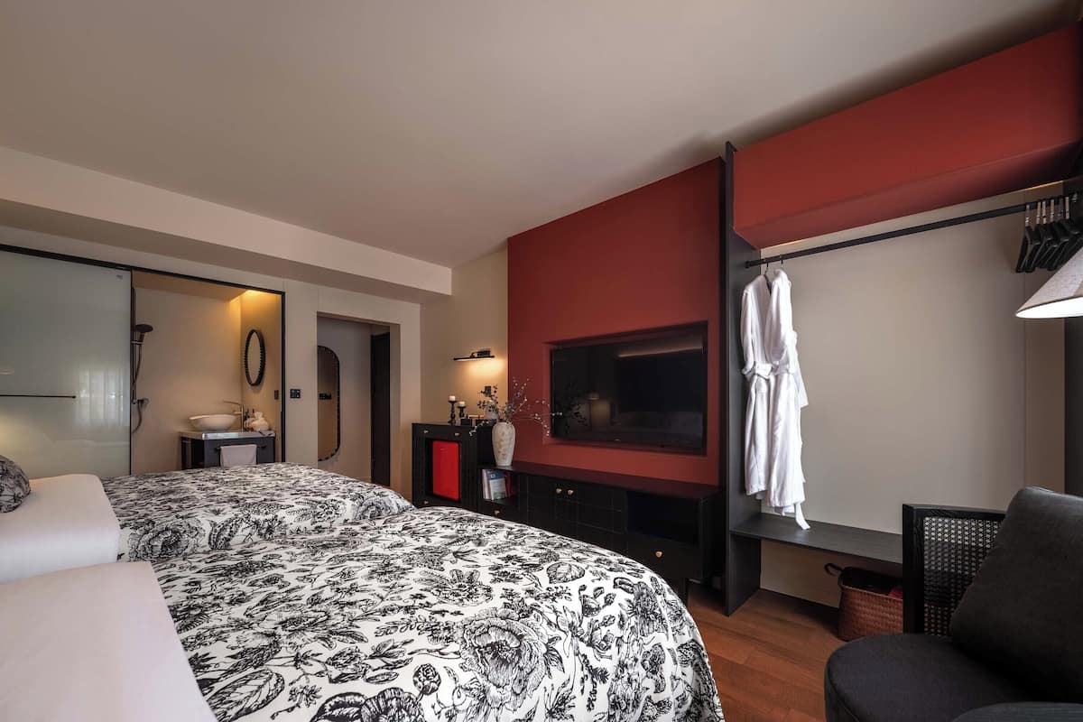 Family Twin Room | Premium bedding, minibar, blackout drapes, soundproofing