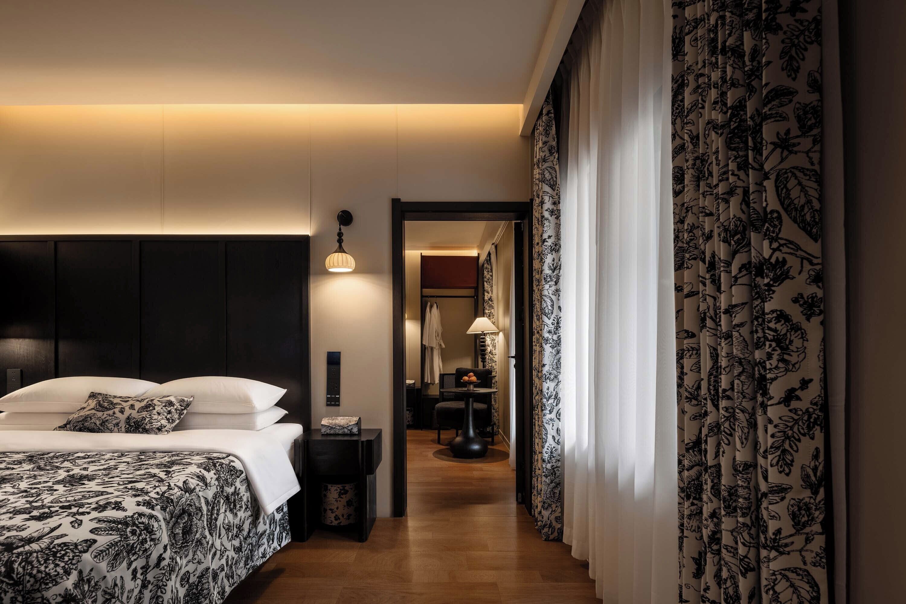 Suite Elite | Seprai premium, minibar, dan didekorasi berbeda-beda