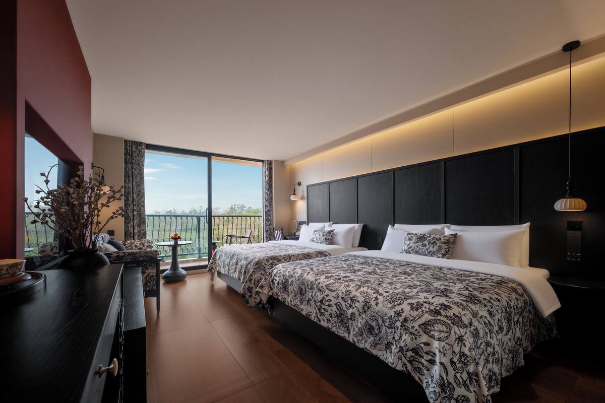 Standard Double Room | Blackout drapes, soundproofing