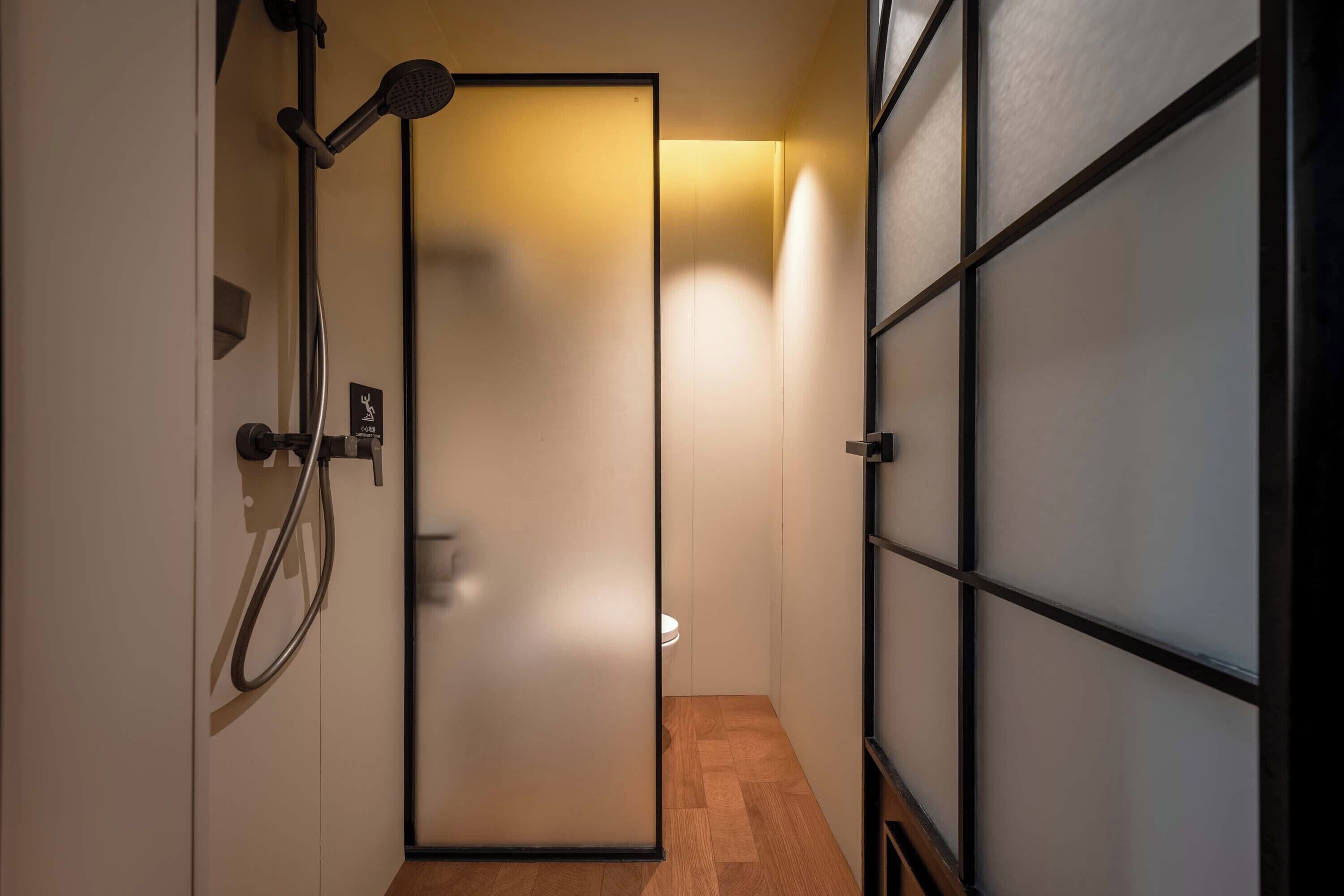 Chambre Familiale avec lits jumeaux | Salle de bain | Chaussons