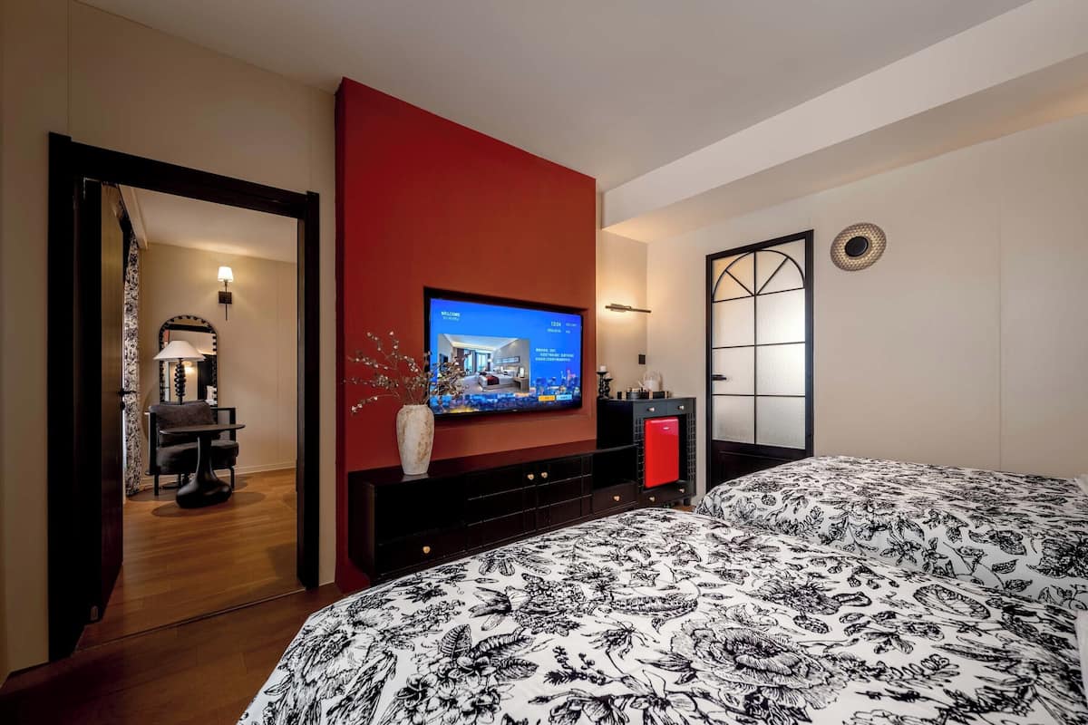 Luxury Suite | Premium bedding, minibar, blackout drapes, soundproofing