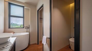 Une salle de bain moderne avec un lavabo blanc, des toilettes et une douche.