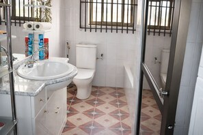 Maison Supérieure, balcon | Salle de bain | Serviettes fournies