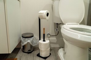 Een douche, een haardroger, een bidet, handdoeken