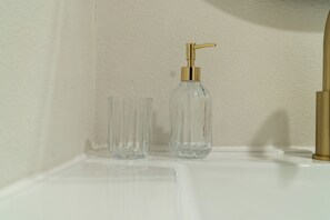 Dutxa, assecador de cabells, bidet i tovalloles 