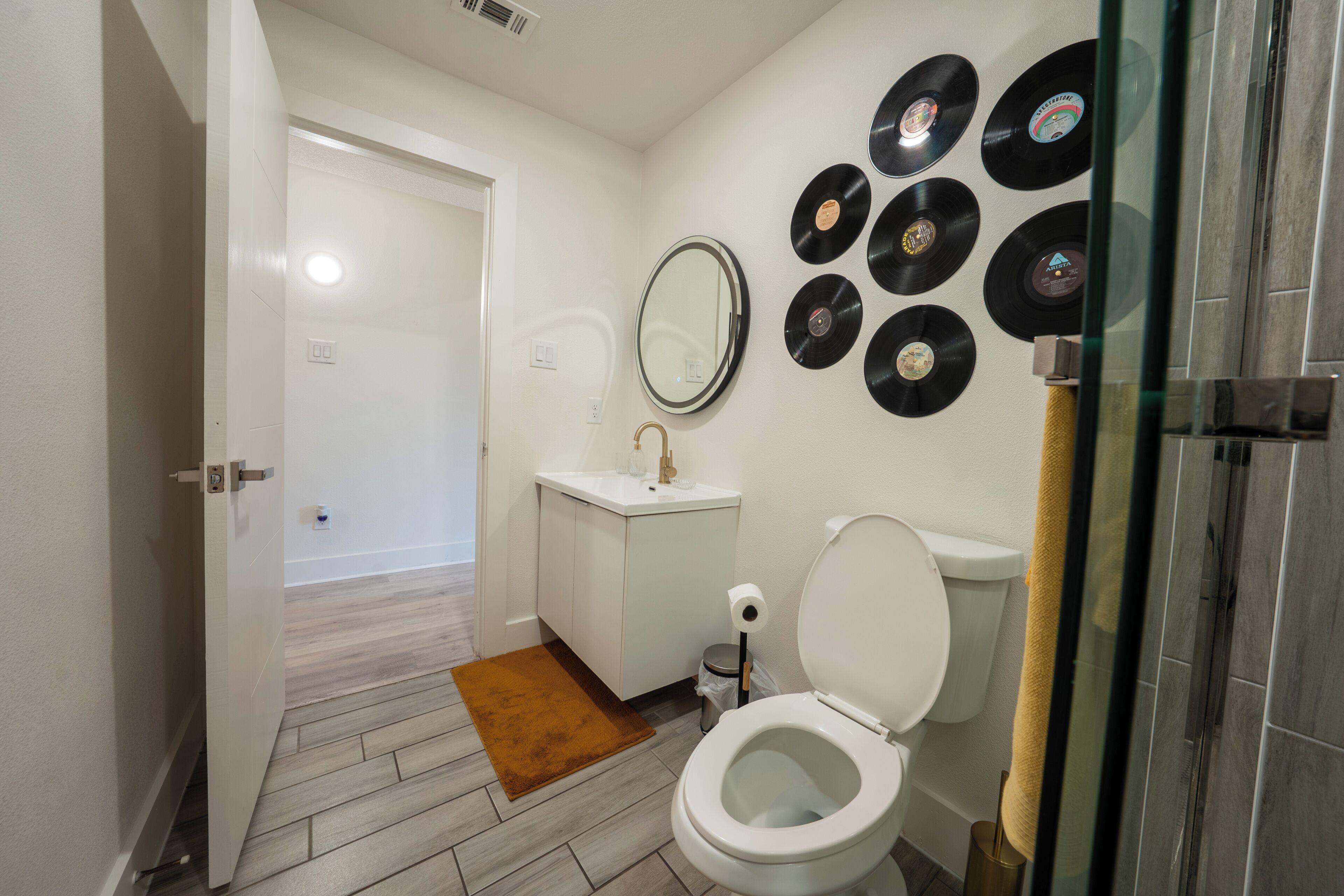 Regadera, secadora de cabello, bidet, toallas 