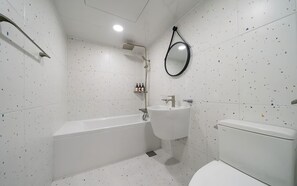 Doppia Standard, 1 letto queen, vista città | Bagno | Asciugacapelli, asciugamani, sapone, shampoo