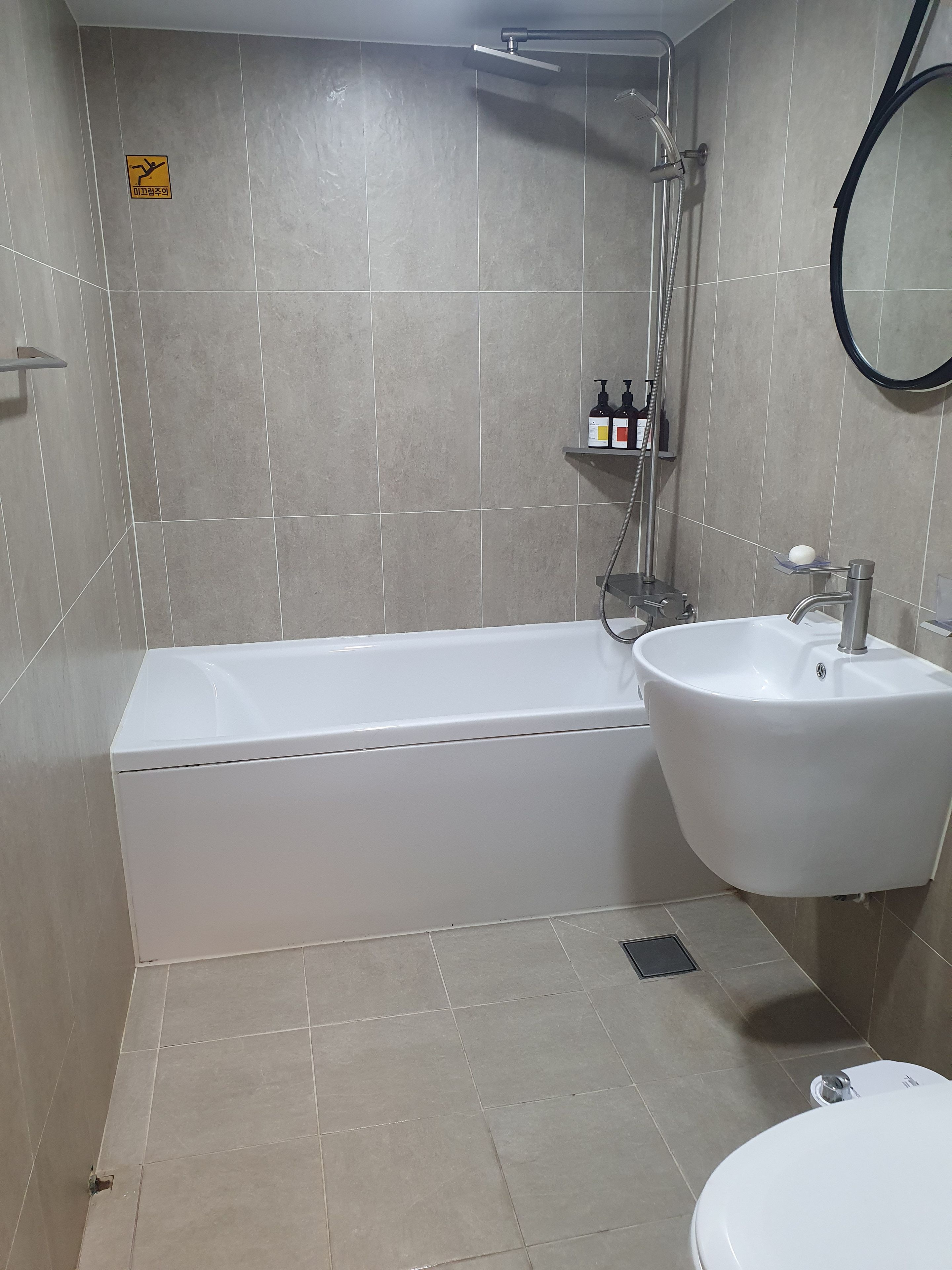Ein Badezimmer mit einer Badewanne, einem Waschbecken und einer Dusche.