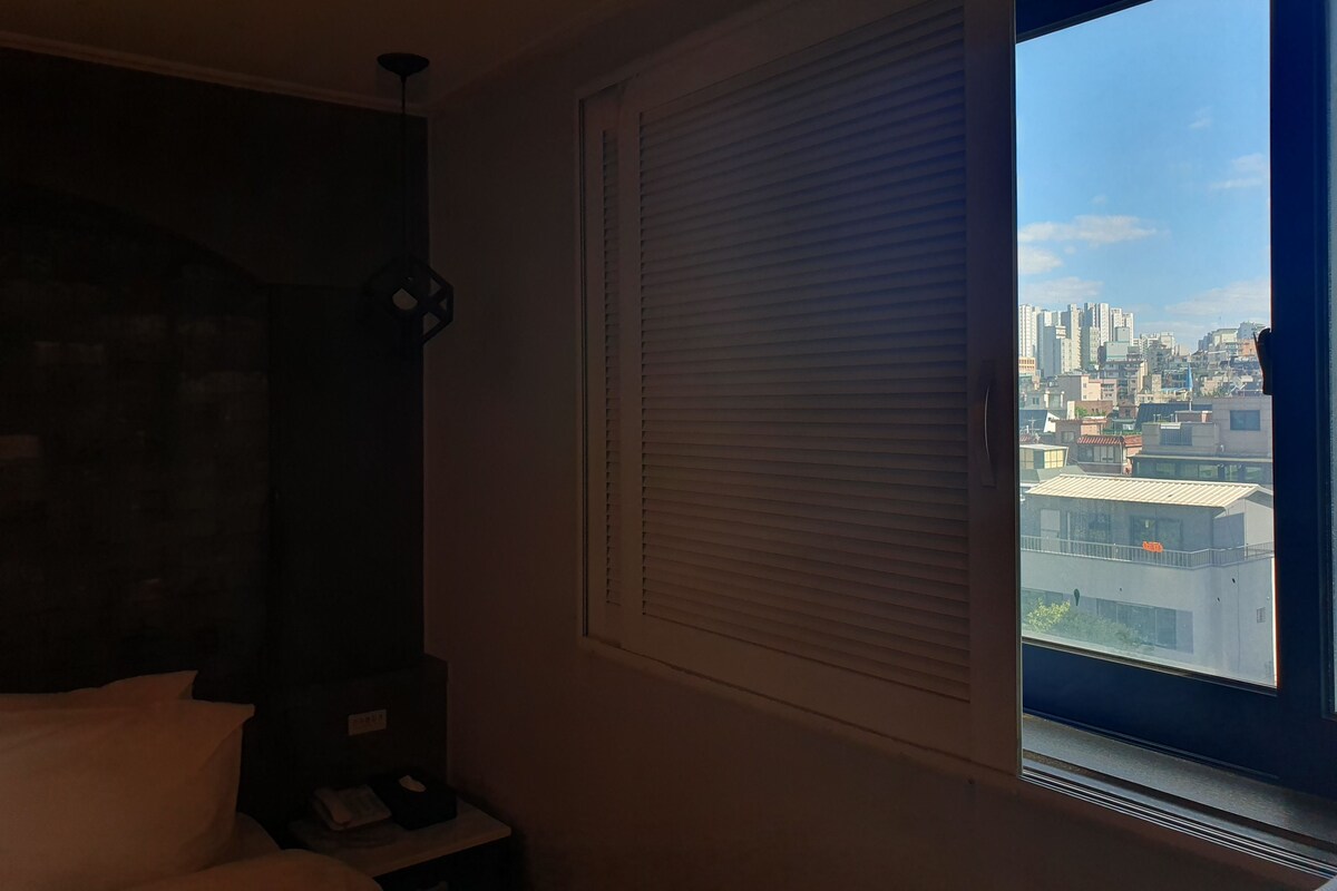 Escritorio, espacio para trabajar con laptop y wifi gratis 