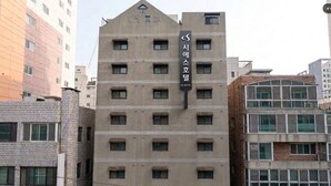 Un hotel de varios pisos con un letrero que indica que es un Hotel CS.