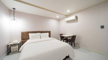 Habitación estándar doble, 1 cama de matrimonio, vistas a la ciudad | Escritorio, espacio para trabajar con un portátil, wifi gratis