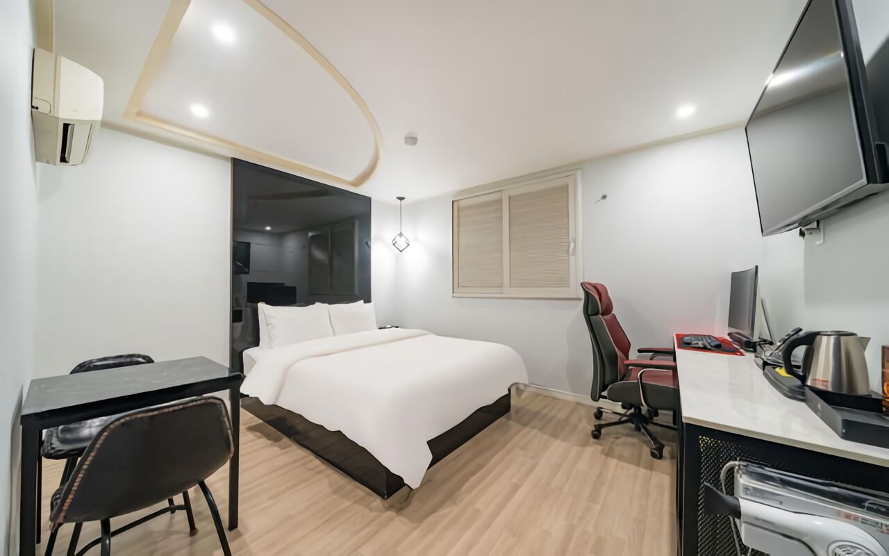 Doppia Standard, 1 letto queen, vista città | Una scrivania, postazione laptop, Wi-Fi gratuito