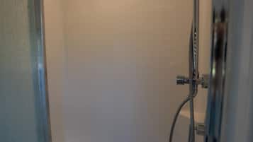 Doccia, asciugacapelli, asciugamani, sapone