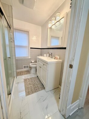 Bathroom - Nest of beauty in Niagara Falls 4-bedroom house with AC (Niagara Falls)
