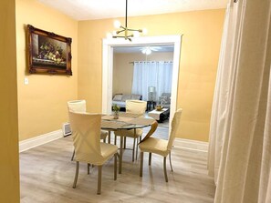 Dining - Nest of beauty in Niagara Falls 4-bedroom house with AC (Niagara Falls)