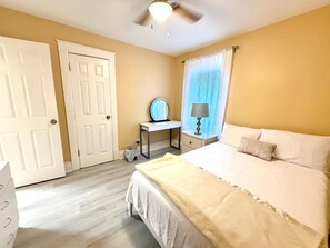 Room - Nest of beauty in Niagara Falls 4-bedroom house with AC (Niagara Falls)