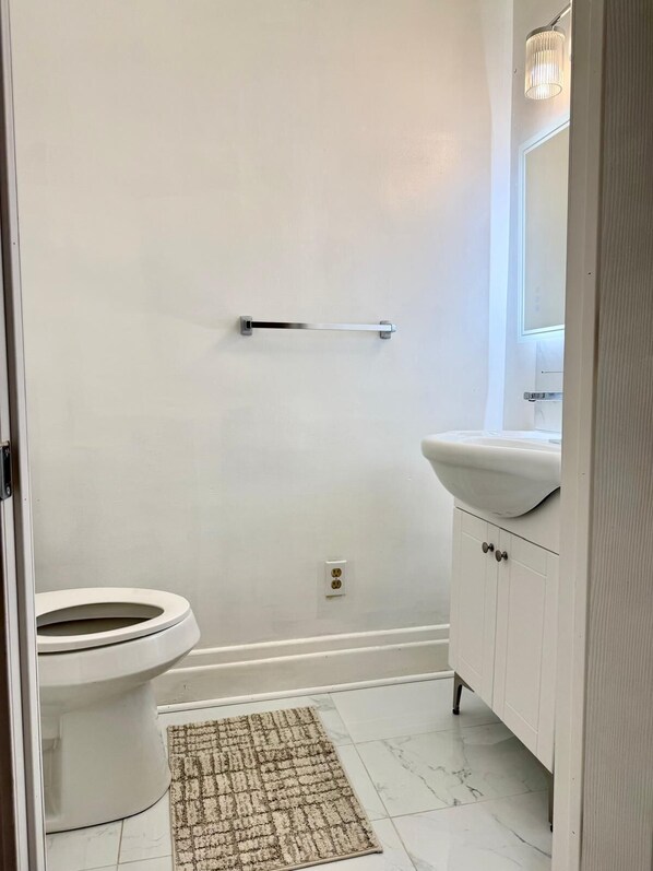Bathroom - Nest of beauty in Niagara Falls 4-bedroom house with AC (Niagara Falls)
