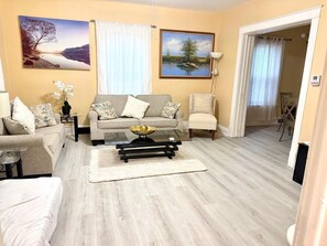 Living area - Nest of beauty in Niagara Falls 4-bedroom house with AC (Niagara Falls)