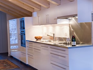 Kühlschrank, Mikrowelle, Ofen, Geschirrspüler