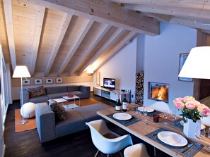 Fernseher, Kamin, DVD-Player