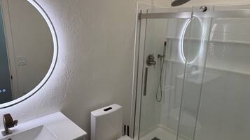 Secador de pelo, bidet, toallas, jabón