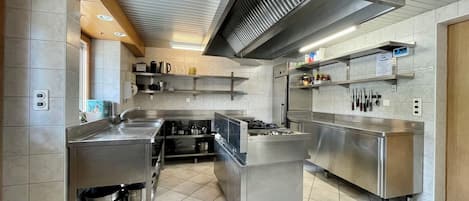Refrigerador, microondas, horno y lavavajillas