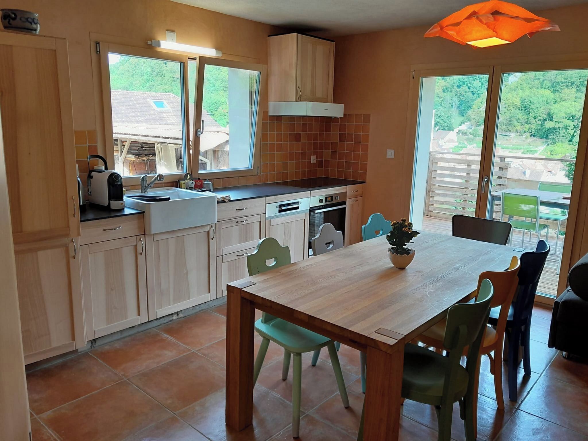 Fridge, oven, dishwasher, cookware/dishes/utensils