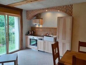 Eine moderne Küche mit Einbauofen, Spüle und Holzausbau.