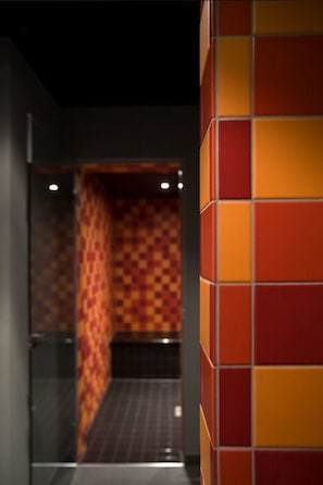 A corridor with a checkered wall pattern and a tiled wall with a geometric design. - Chalet Altesse, (Zermatt), 1054.01 by Interhome (Zermatt)