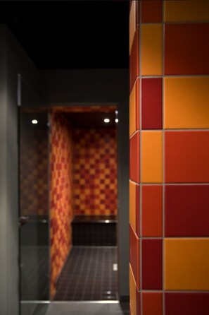 A corridor with a patterned wall and a tiled section with a checkered pattern. - Chalet Altesse, (Zermatt), 1054.01 by Interhome (Zermatt)