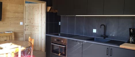 Refrigerador, microondas, horno y lavavajillas