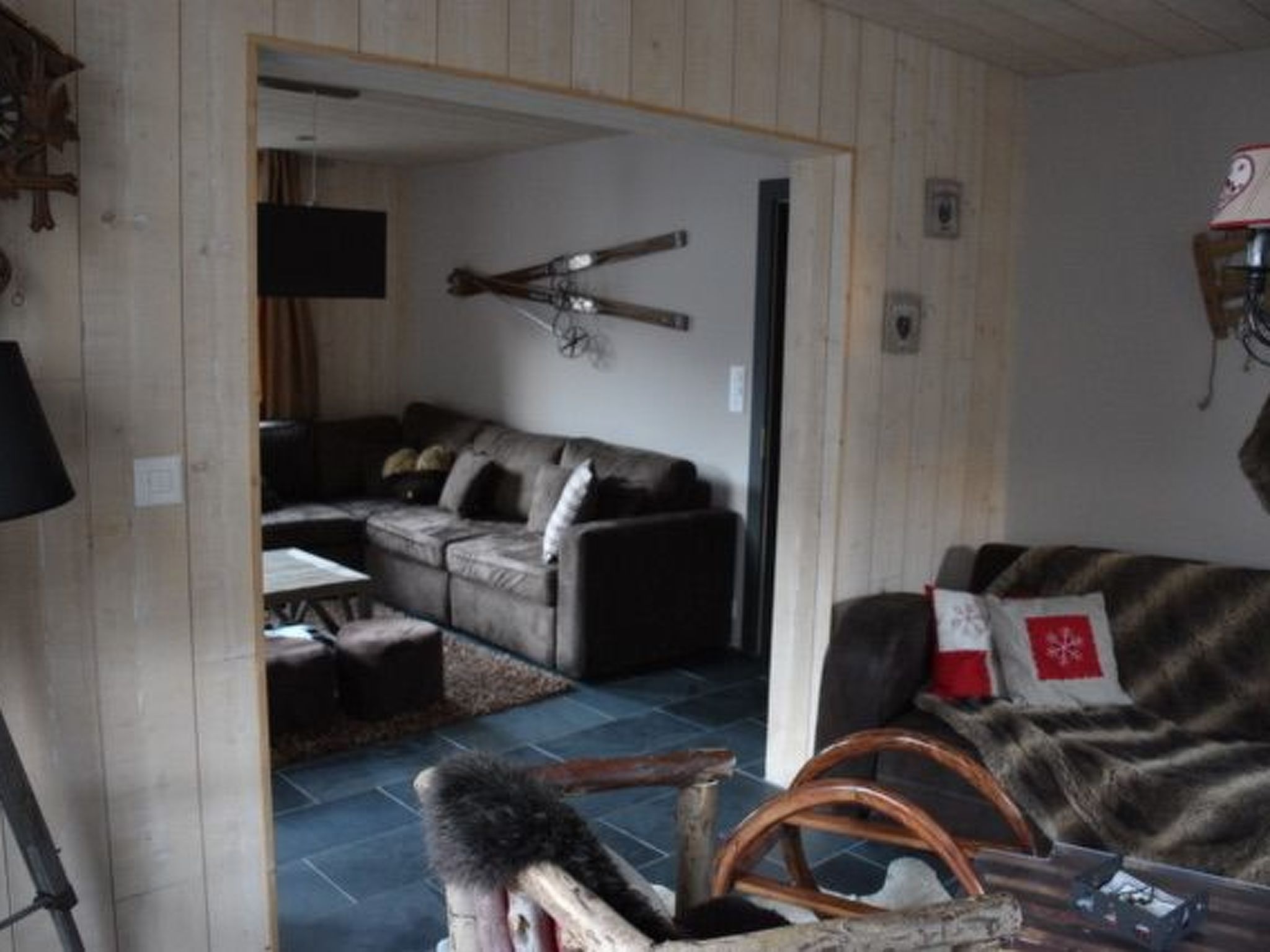 Un salon avec un canapé, une table basse et une cheminée.