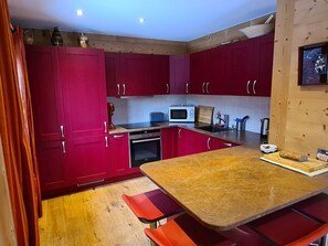 Kühlschrank, Mikrowelle, Ofen, Geschirrspüler
