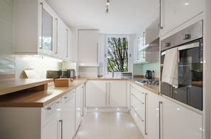 Wasserkocher mit Kaffee-/Teezubehör, Kühlschrank, Mikrowelle, Ofen