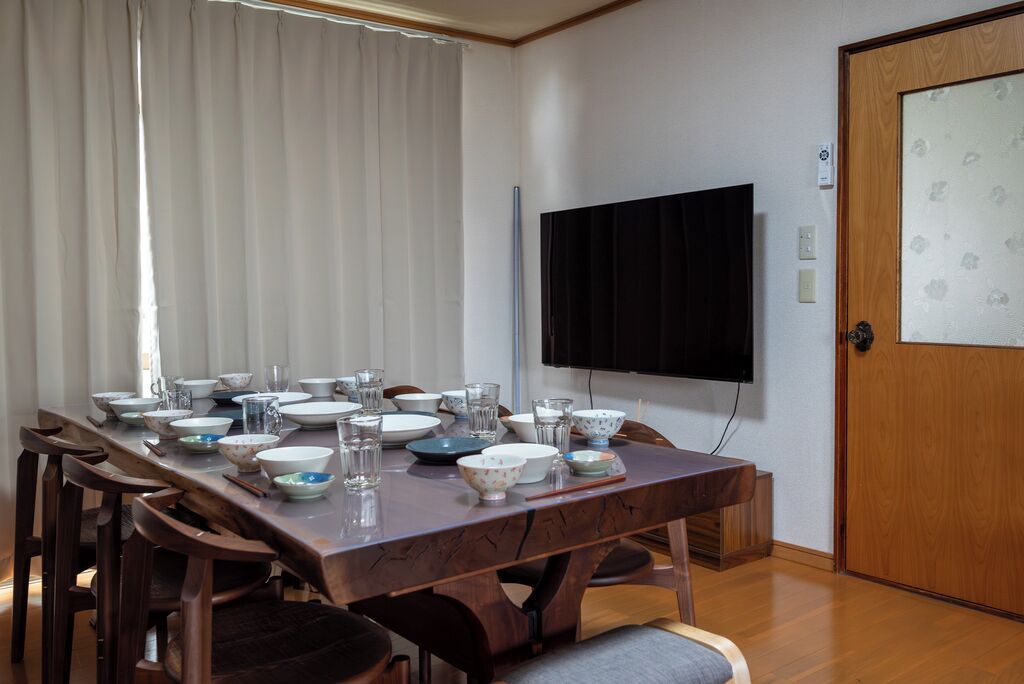 Basic House, 4 Bedrooms | Dining
