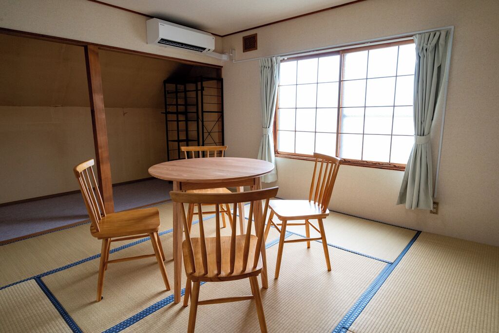 Basic House, 4 Bedrooms | Dining
