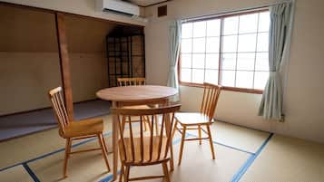 Basic House, 4 Bedrooms | Dining
