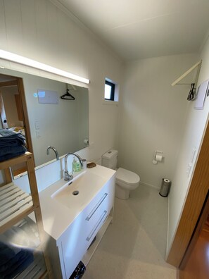 Shower, towels, soap, toilet paper - Tui Cottage a private studio with your own entrance. (Taupō)