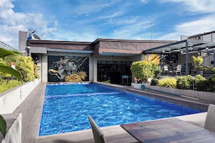 Una piscina al aire libre