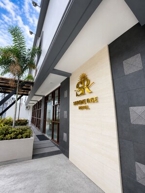 Exterior detail - Serene Rise Hotel Angeles City (Angeles City)