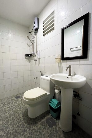 Standard Double Room | Bathroom - Serene Rise Hotel Angeles City (Angeles City)
