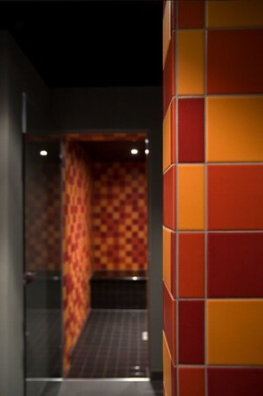 A corridor with a checkered wall pattern and a tiled wall with a geometric design. - Chalet Altesse, (Zermatt), 1054.01 by Interhome (Zermatt)