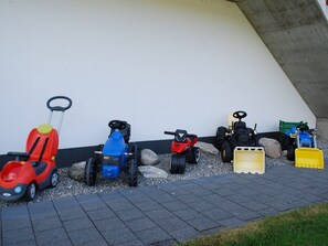 Eine Reihe Spielzeugfahrzeuge vor einer Wand geparkt.