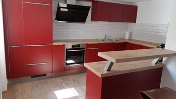Kühlschrank, Ofen, Geschirrspüler, Kochgeschirr/Geschirr/Besteck