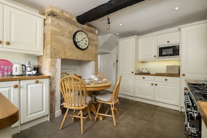 Coffee/tea maker, fridge, microwave, oven - Beautifully presented dog friendly - Closes Farm Cottage (Broadway)