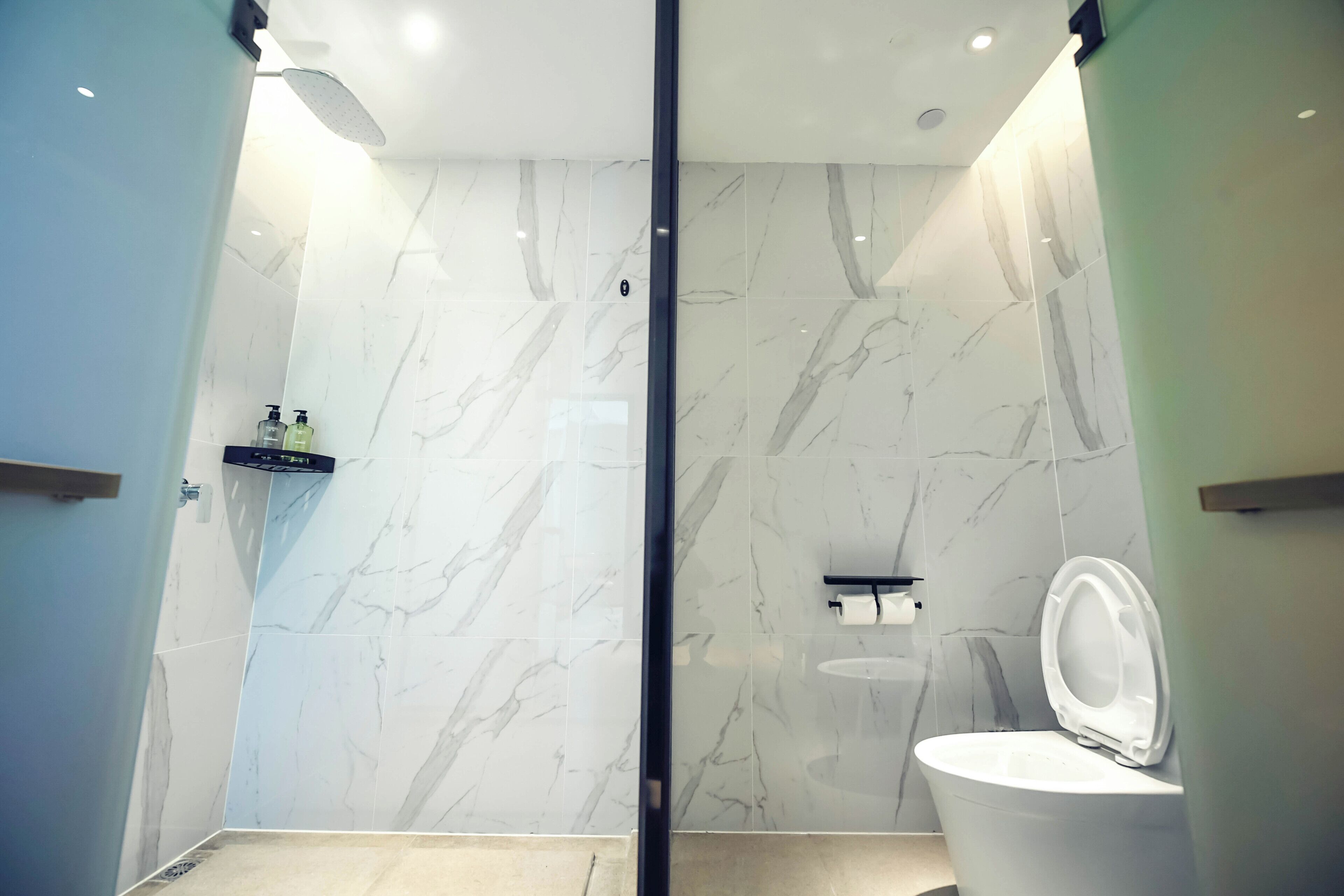 Quarto casal, 1 cama Queen | Banheiro | Chuveiro, secador de cabelo, roupões de banho, toalhas de banho